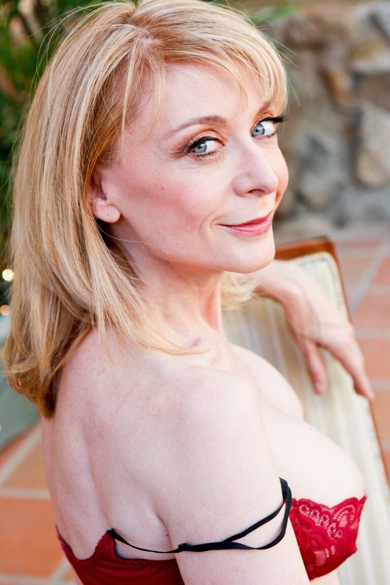 15P Mulher madura Nina Hartley e sua amante lésbica Sara Stone modelo em lingerie