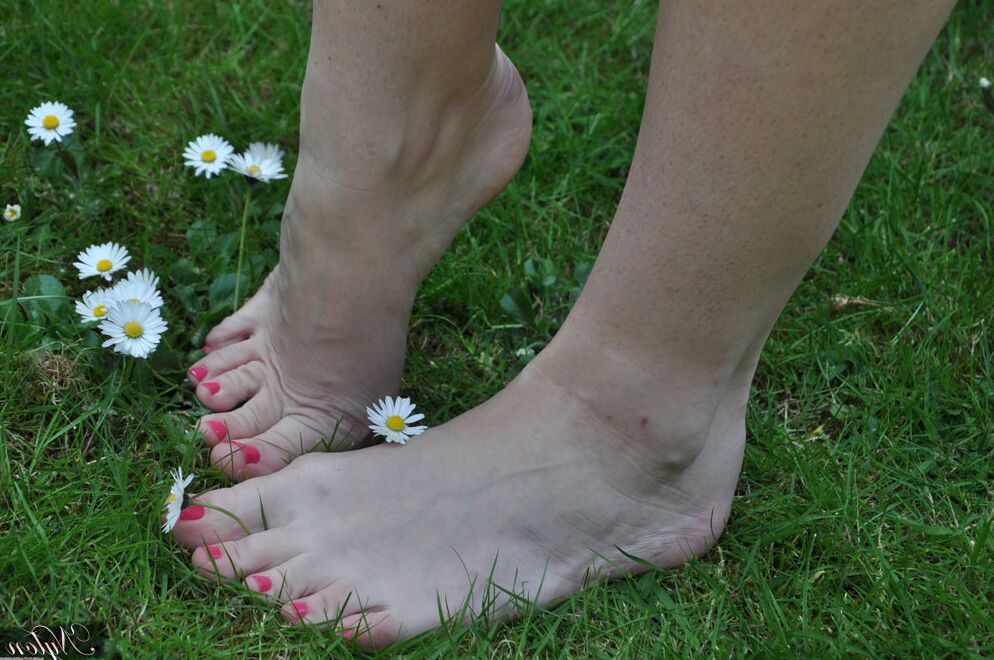 15P British woman Piage Turnah licks and sucks her own toes on the lawn