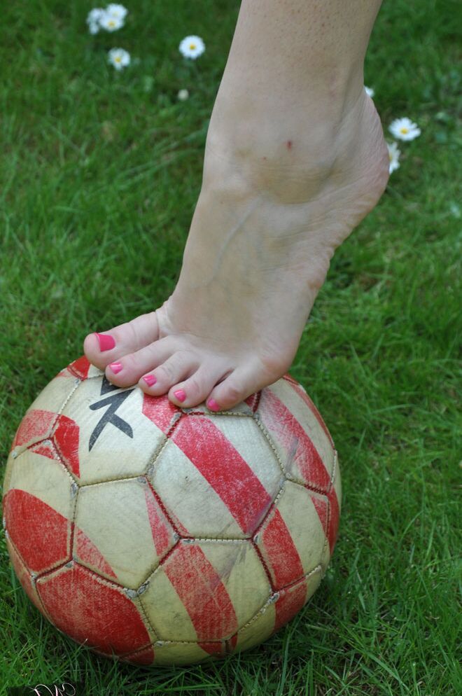 15P British woman Piage Turnah licks and sucks her own toes on the lawn
