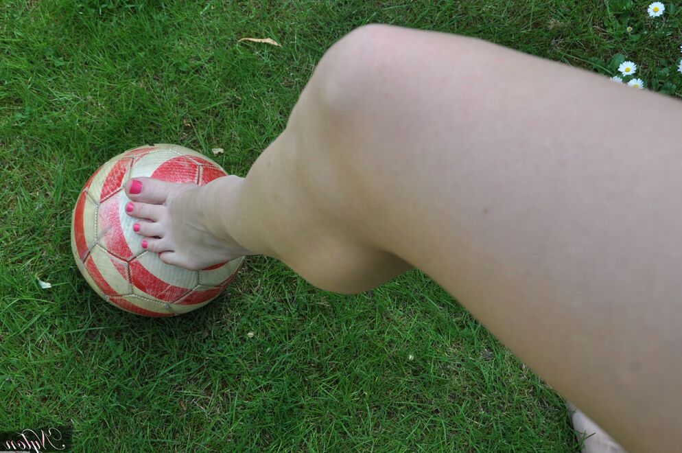 15P British woman Piage Turnah licks and sucks her own toes on the lawn