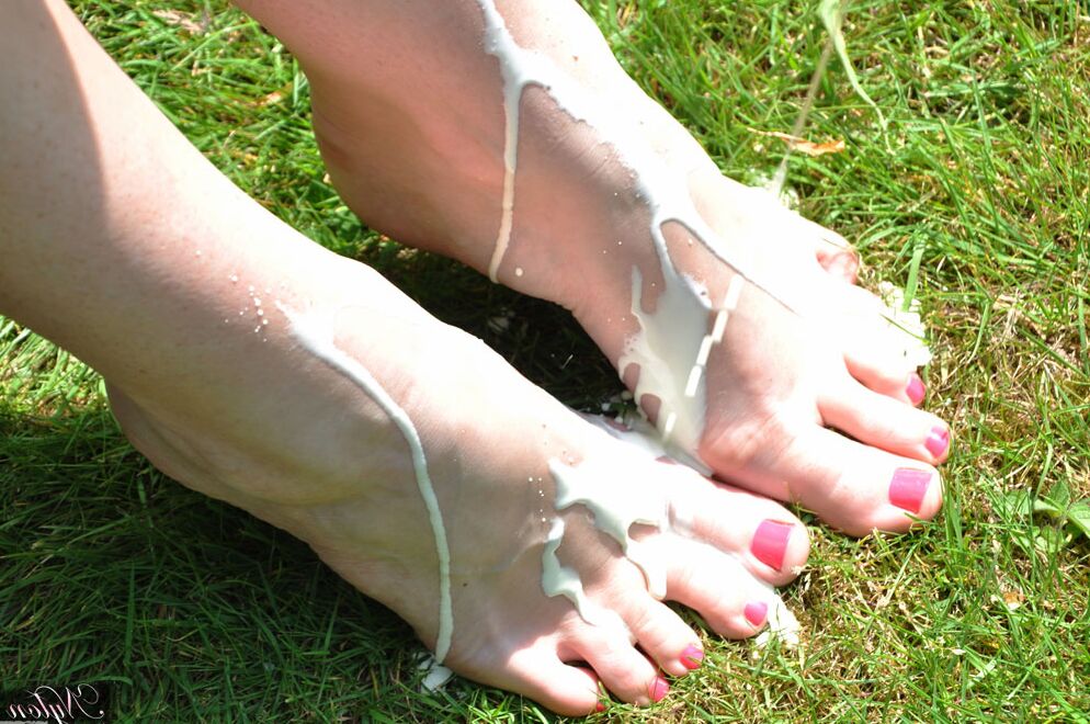 15P British woman Piage Turnah licks and sucks her own toes on the lawn