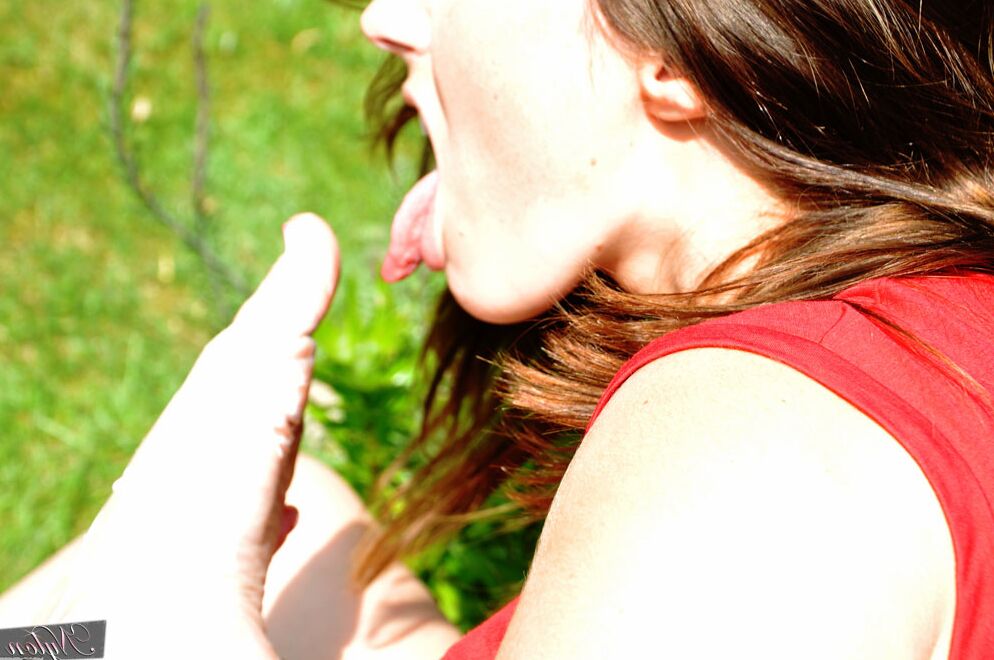 15P British woman Piage Turnah licks and sucks her own toes on the lawn