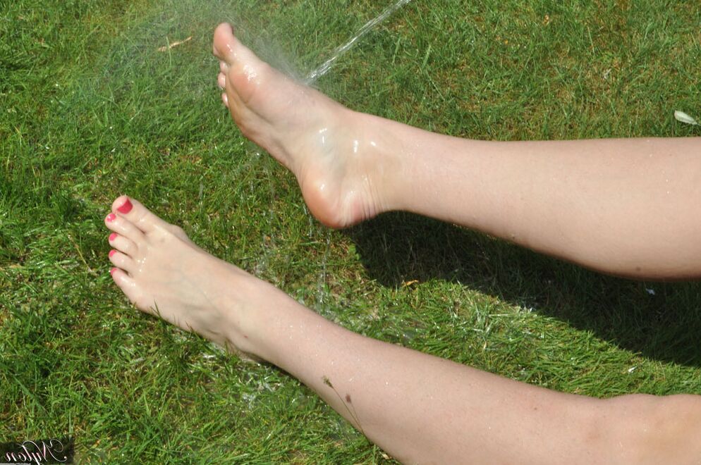 15P British woman Piage Turnah licks and sucks her own toes on the lawn