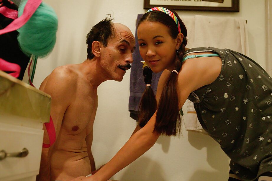16P La joven asiática Amai Liu se mete en el baño con un anciano y tiene sexo