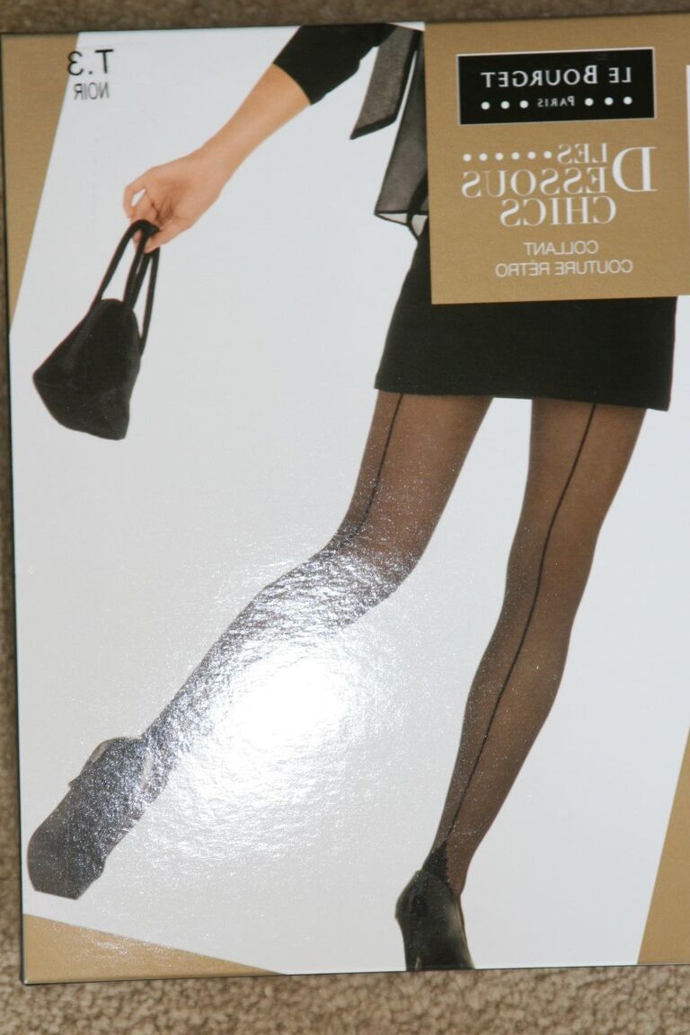 21P A garota suja Danielle A tira a roupa e mostra seus lindos seios em uma cadeira