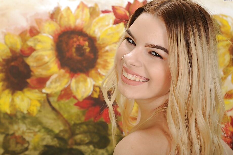 16P La linda y sucia rubia amateur Cora Ora separando los labios de sus labios para mostrar su coño rosado