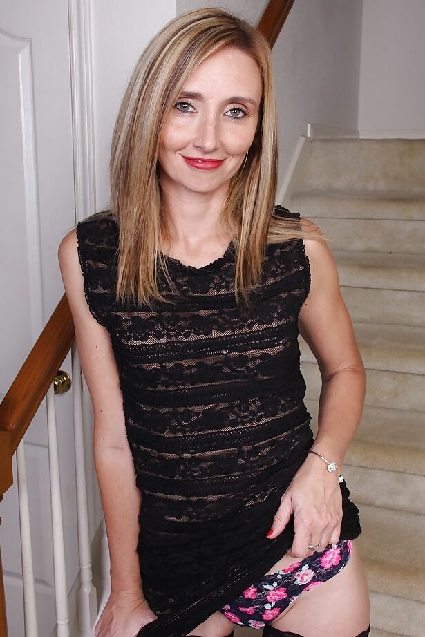 16P Heidi Van Moore plays with her furry cunt while completely nude