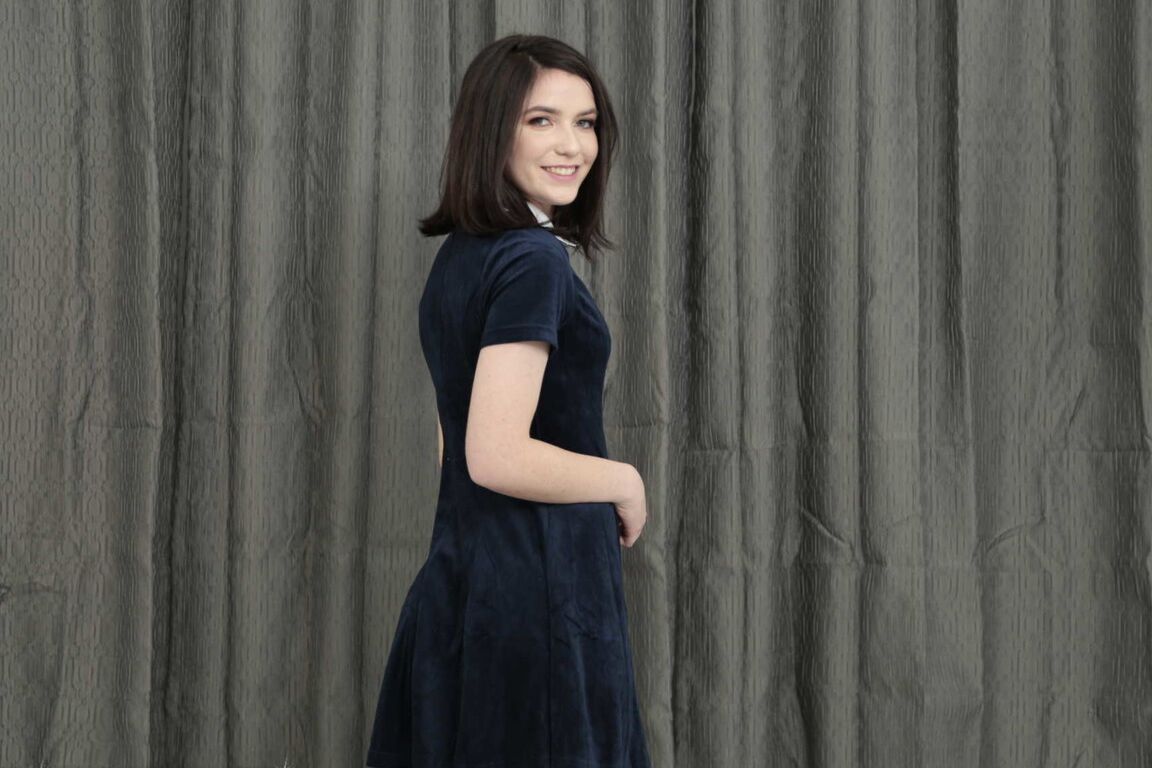 Maddie Winters, chaudasse de l'université 21P, se déshabille avec ses jolies chaussettes blanches et ses chaussures noires.