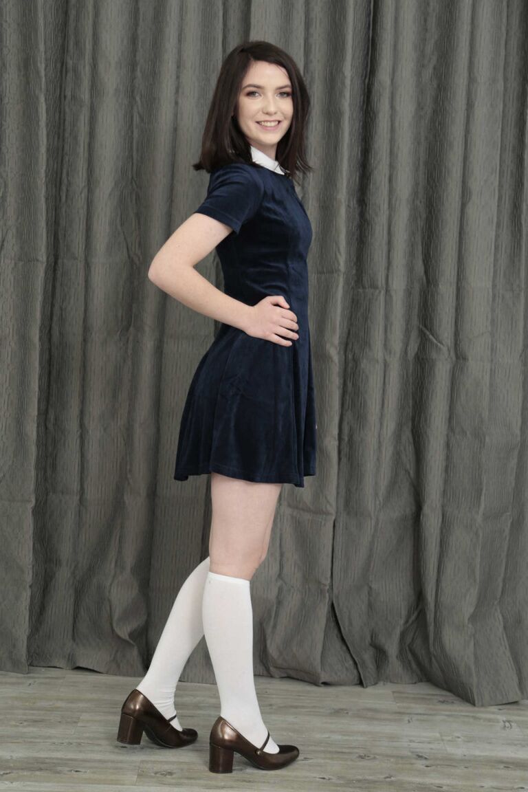 Maddie Winters, chaudasse de l'université 21P, se déshabille avec ses jolies chaussettes blanches et ses chaussures noires.