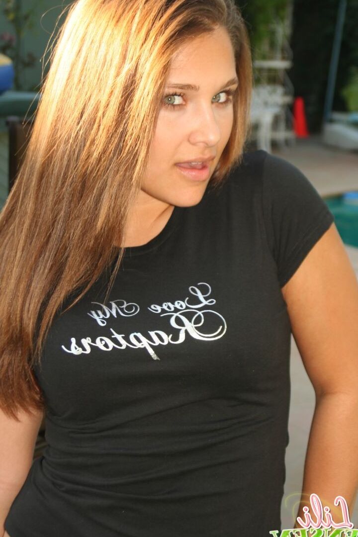 12P Cutie Lili Jensen tira a camisa sexy e o sutiã na piscina