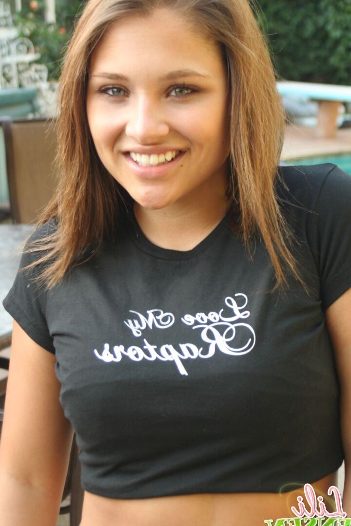 12P Cutie Lili Jensen tira a camisa sexy e o sutiã na piscina