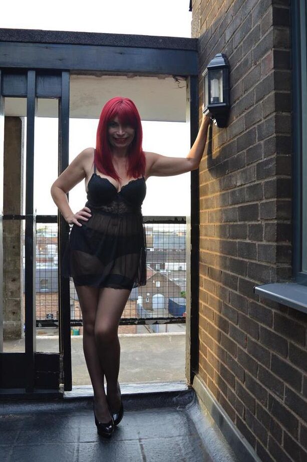 20P La pelirroja mayor Barby Slut se expone mientras usa lencería negra