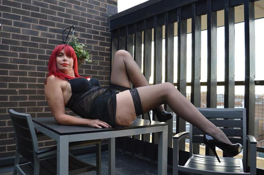 20P La pelirroja mayor Barby Slut se expone mientras usa lencería negra