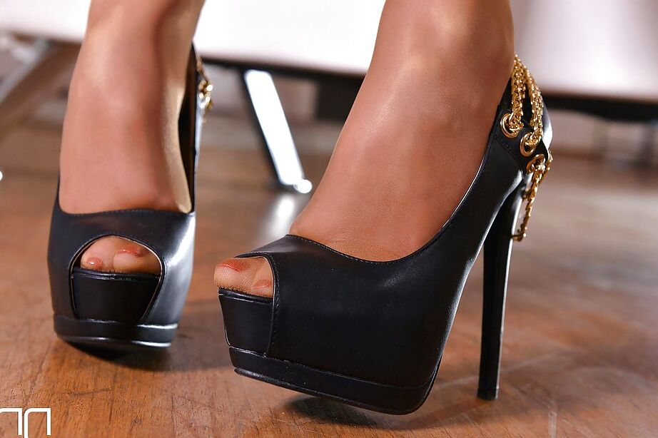 Das 16P langbeinige europäische Babe Ivana Sugar schlüpft in Strumpfhosen aus High Heels