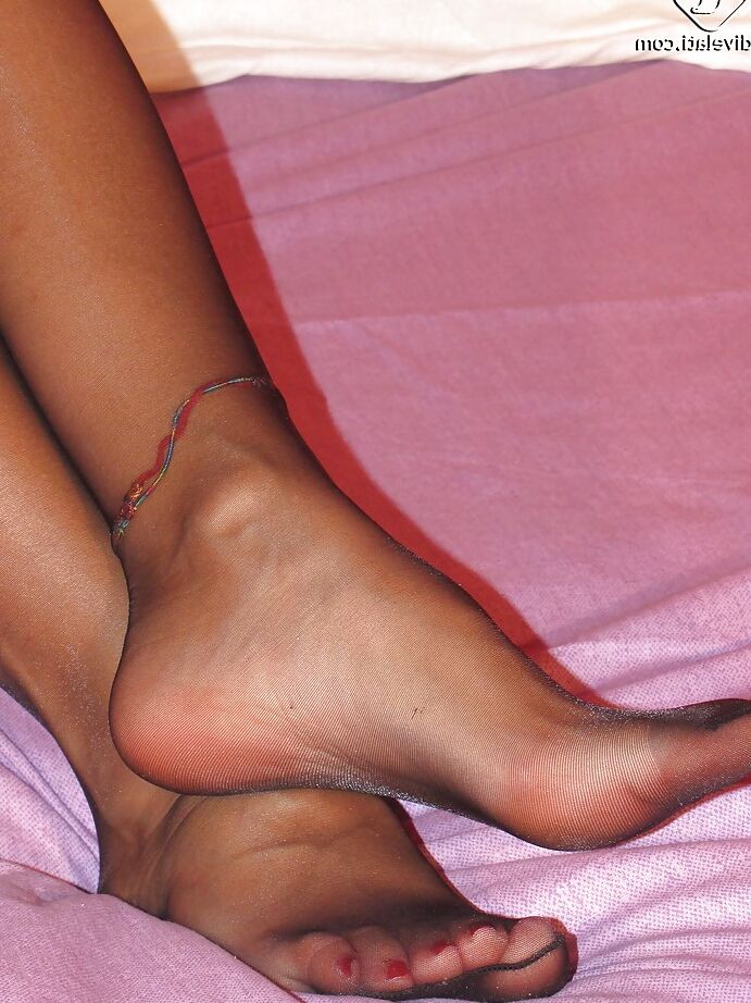 Barbara, une fille aimant les collants, montre ses pieds et ses jambes maigres.