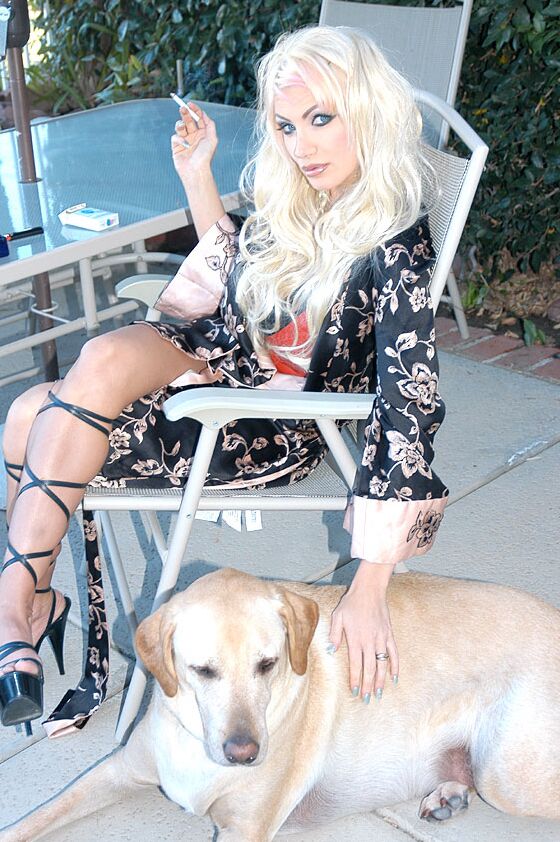 17P As vadias loiras peitudas Brittany Andrews e Kelly Madison compartilham o pau no 3way