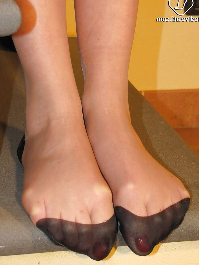 16P Das süße rothaarige Babe Rosella möchte ihre Liebe zum Fußfetisch zeigen