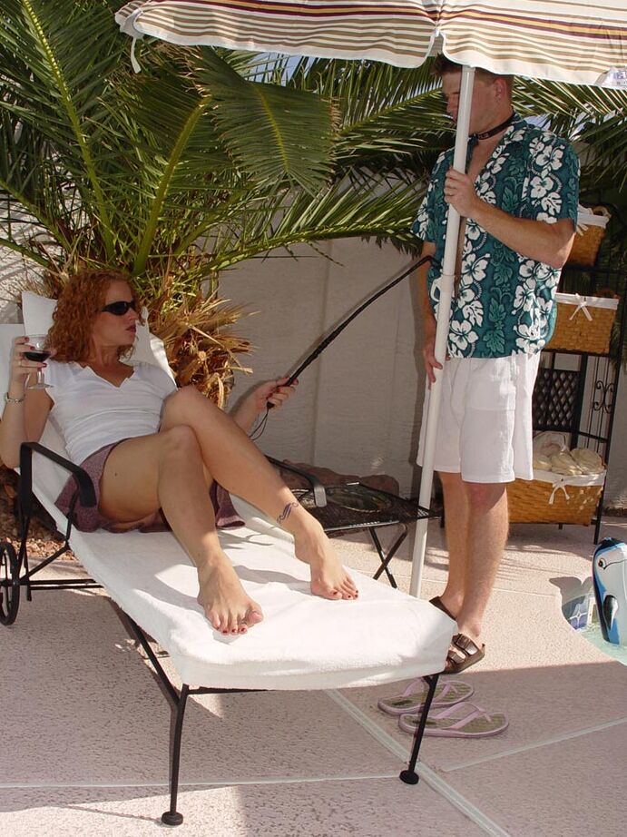 12P Des serviteurs fétichistes des pieds adorent les jambes sexy des maîtresses femdom au bord d'une piscine