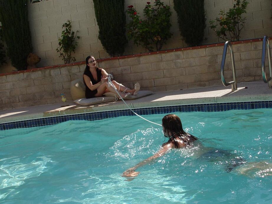 12P Des serviteurs fétichistes des pieds adorent les jambes sexy des maîtresses femdom au bord d'une piscine
