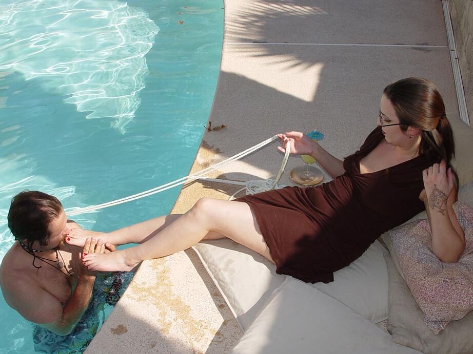 12P Des serviteurs fétichistes des pieds adorent les jambes sexy des maîtresses femdom au bord d'une piscine