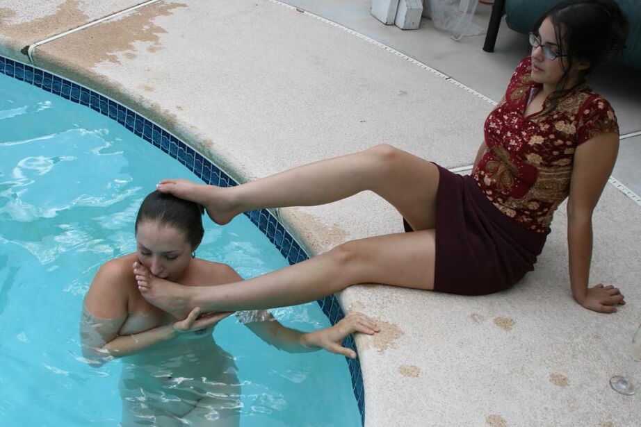 12P Des serviteurs fétichistes des pieds adorent les jambes sexy des maîtresses femdom au bord d'une piscine