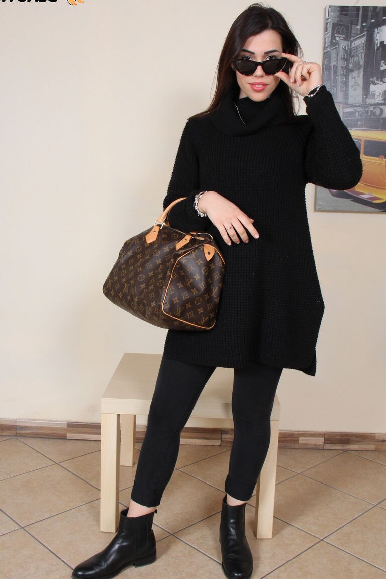 12P Petra feminina vestida tira as botas e as meias para mostrar seus lindos pés