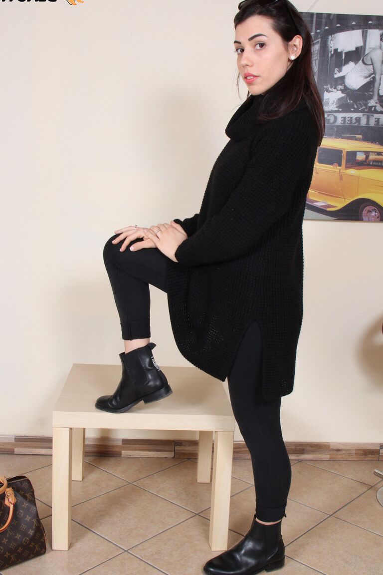 12P Petra feminina vestida tira as botas e as meias para mostrar seus lindos pés