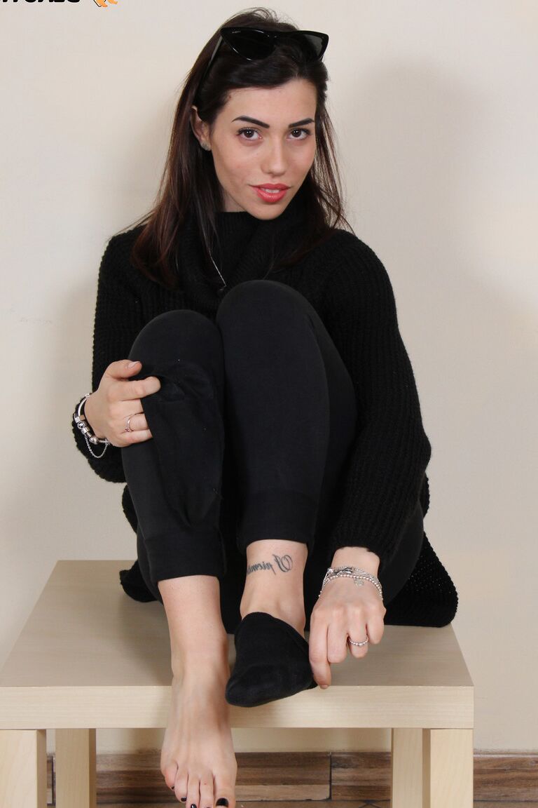 12P Petra feminina vestida tira as botas e as meias para mostrar seus lindos pés