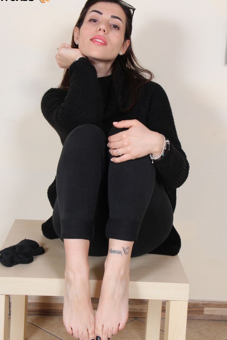 12P Petra feminina vestida tira as botas e as meias para mostrar seus lindos pés