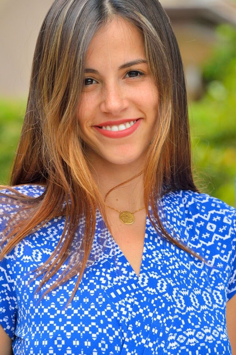 21P A adolescente brincalhona Chloe se masturba e lava sua deliciosa buceta ao ar livre