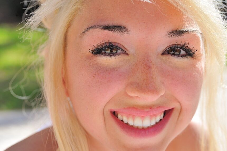 15P Süßes Teenie-Mädchen mit blonden Haaren zieht ihren Bikini aus, um nackt am Pool zu posieren