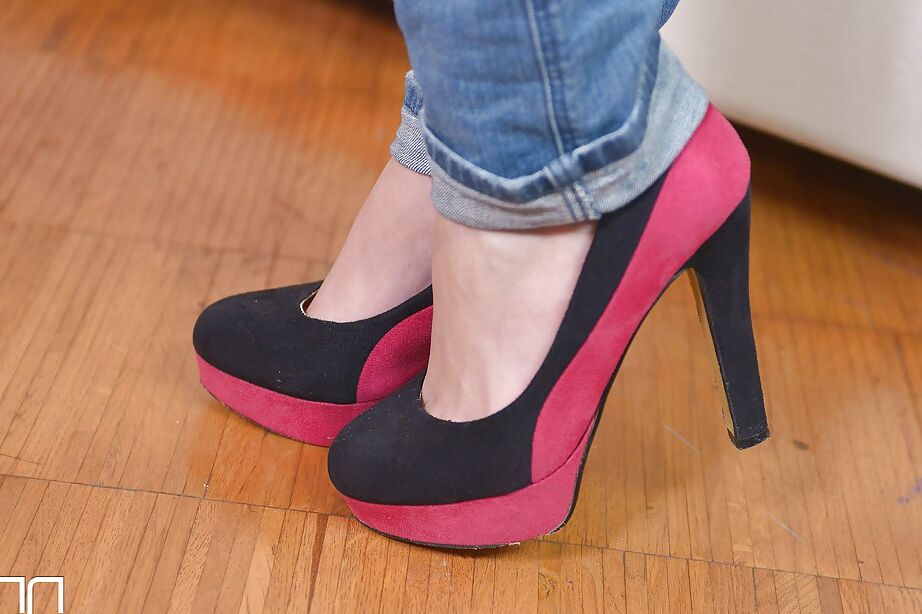 16P A linda adolescente Felicia tira os sapatos e revela lindos dedos dos pés pintados