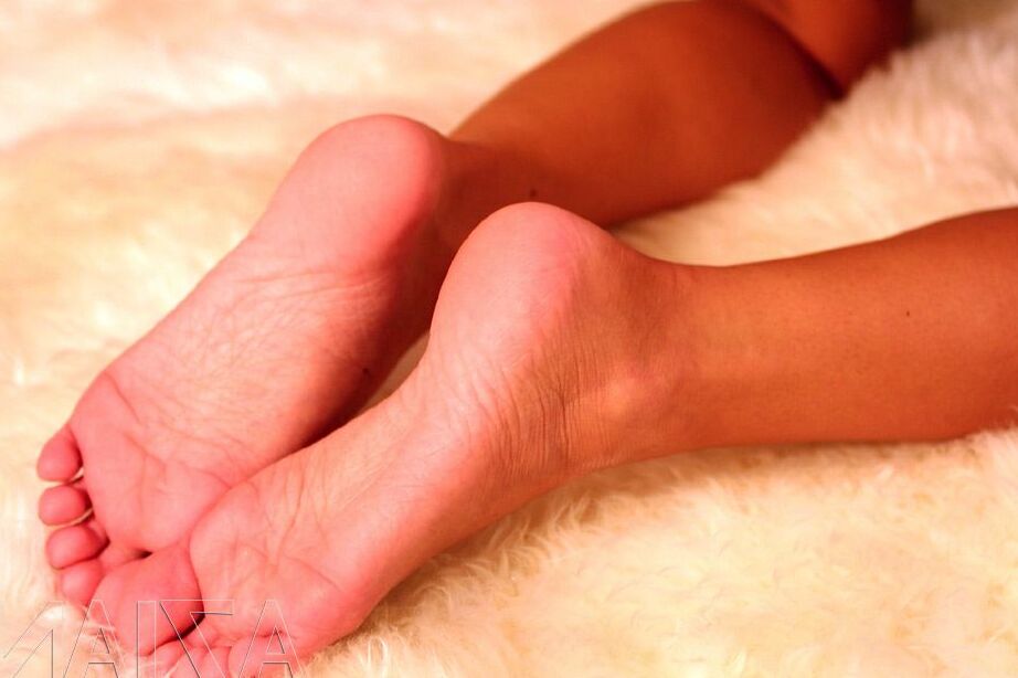 21P La estrella porno morena Crissy Moran se lame los dedos de los pies después de revelar sus tetas falsas