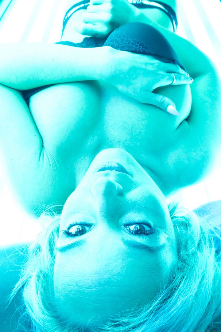 15P La chaude blonde Nikki Sims se retrouve totalement nue dans un lit de bronzage
