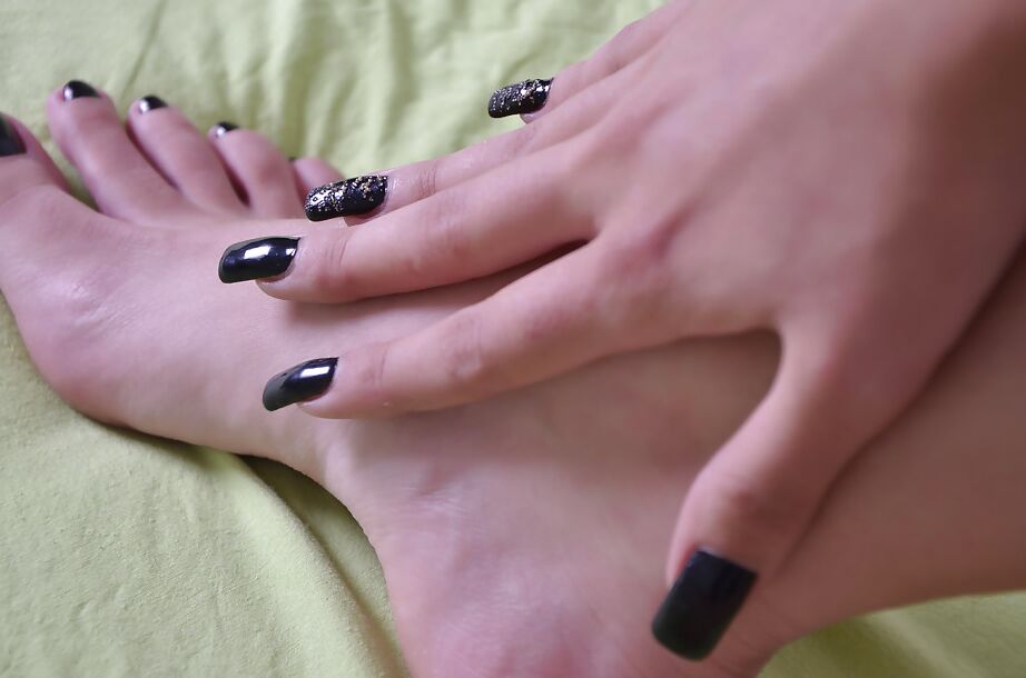 16P A magnífica Princesa Princesa está mostrando seus lindos pés e pernas