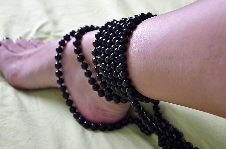 16P A magnífica Princesa Princesa está mostrando seus lindos pés e pernas
