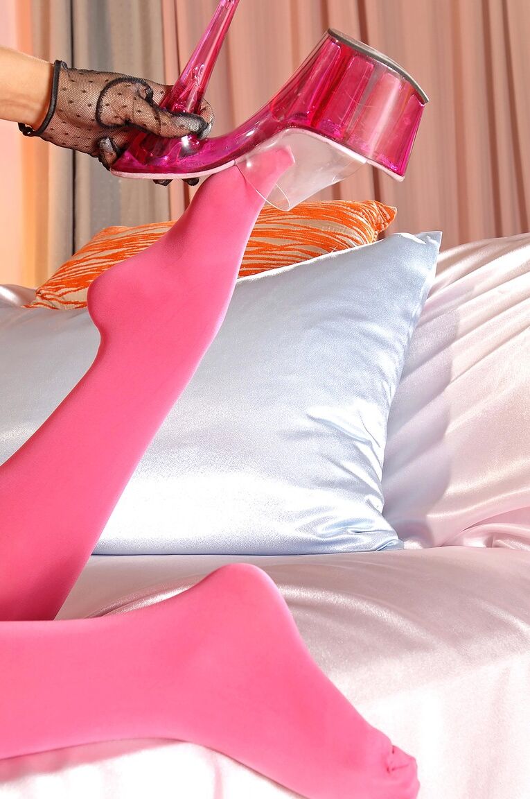 21P Hot Legs and Feet Angel Pink