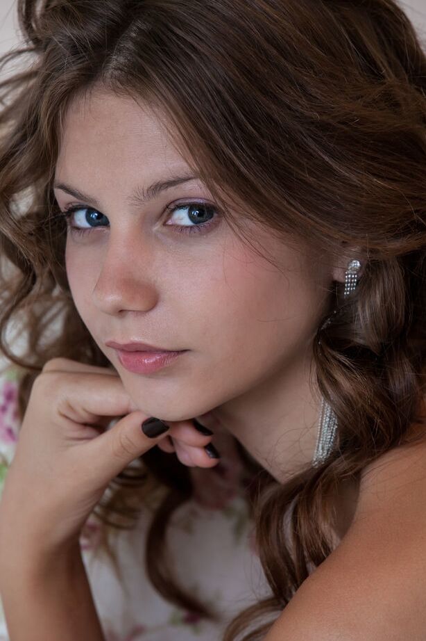 Emma Sweet, jeune 18p, dévoile ses petits seins et son joli cul pour un tournage porno glamour.
