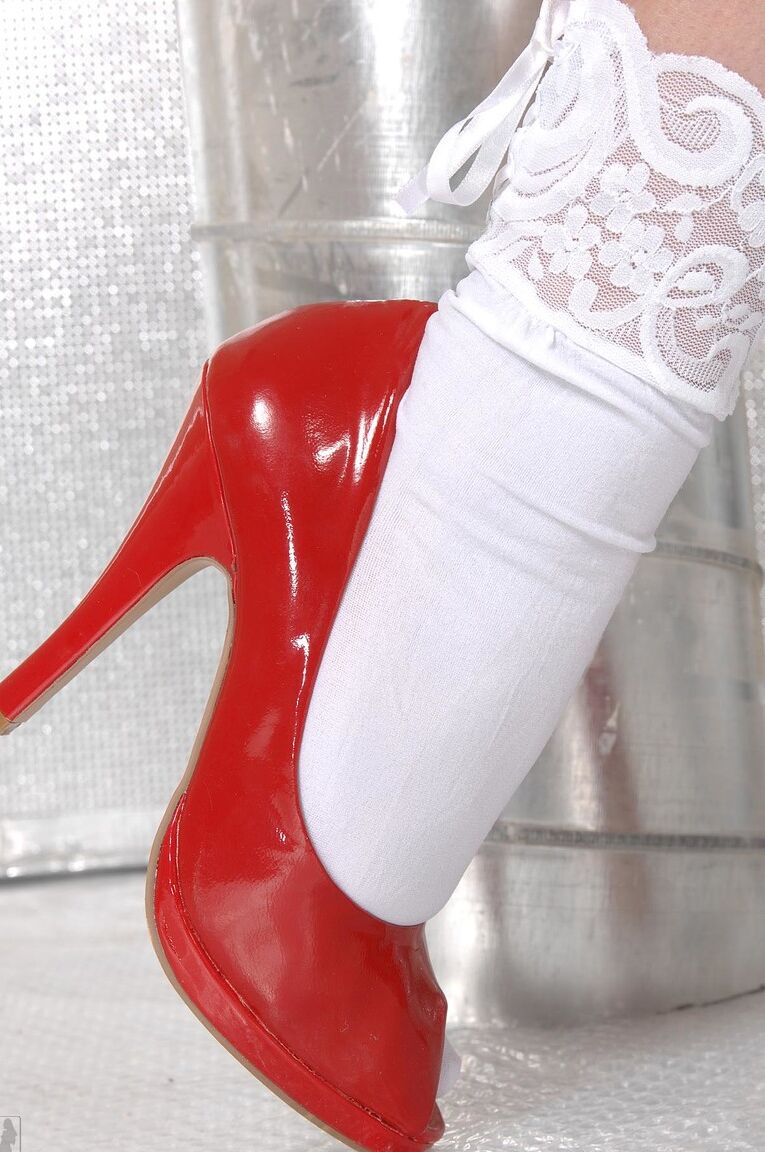 21P A enfermeira americana sexy Lulu fica de pé