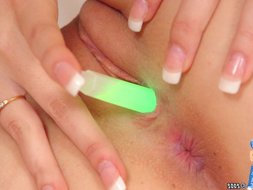15P Une ado rave blonde nue se baise avec un bâton lumineux