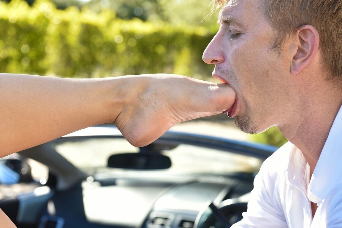 19P Lena Paul, naturellement plantureuse, en talons hauts, apprécie les jeux de pieds torrides dans une voiture de sport