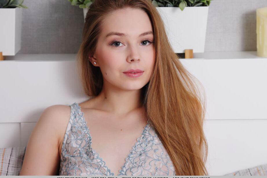 18P La adolescente de piel clara Sandy Sass muestra su coño afeitado encima de su cama