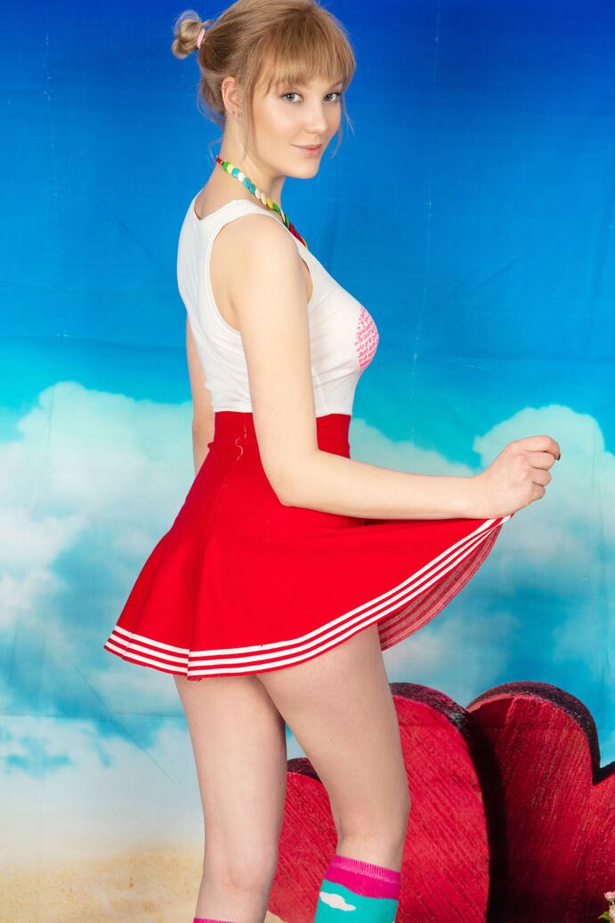 20P La adorable adolescente Limona muestra su linda ropa interior antes de desnudarse por completo