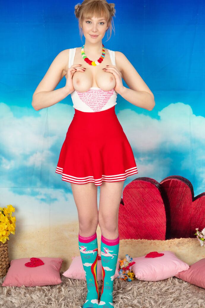 20P La adorable adolescente Limona muestra su linda ropa interior antes de desnudarse por completo