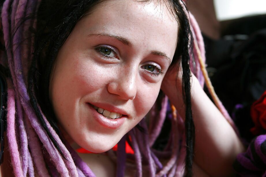 16P Cute dreadlock attired amateur Jade L posing in bra and underwear