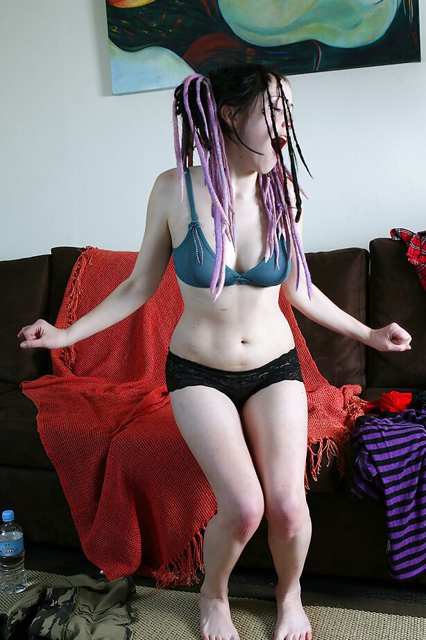 16P Cute dreadlock attired amateur Jade L posing in bra and underwear