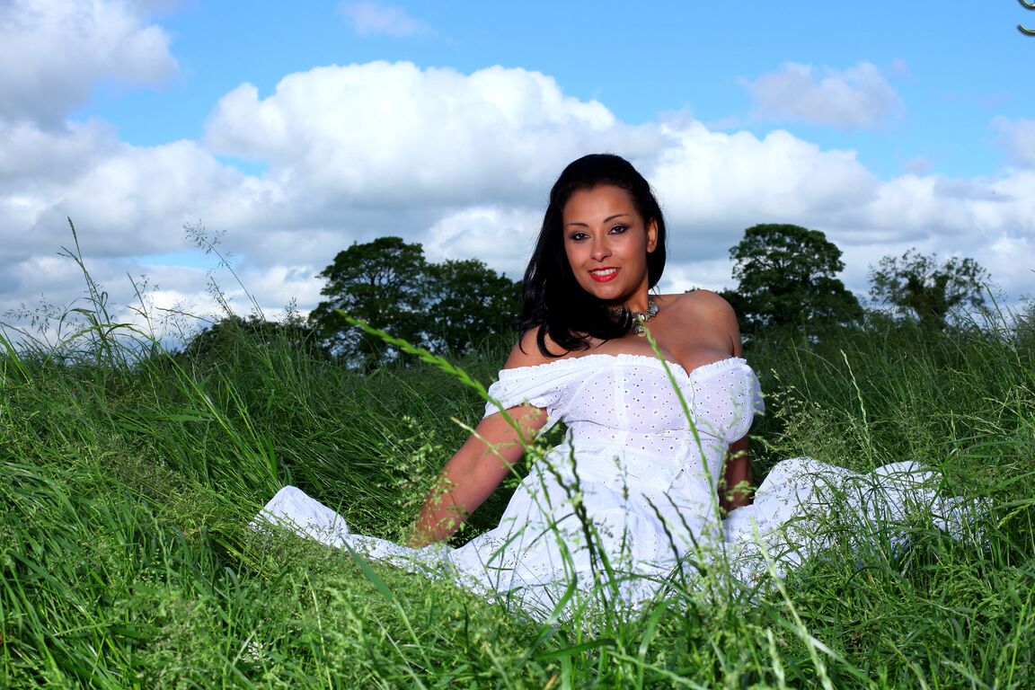 21P Angelic MILF Danica Collins expõe seus peitos grandes em um vestido branco ao ar livre