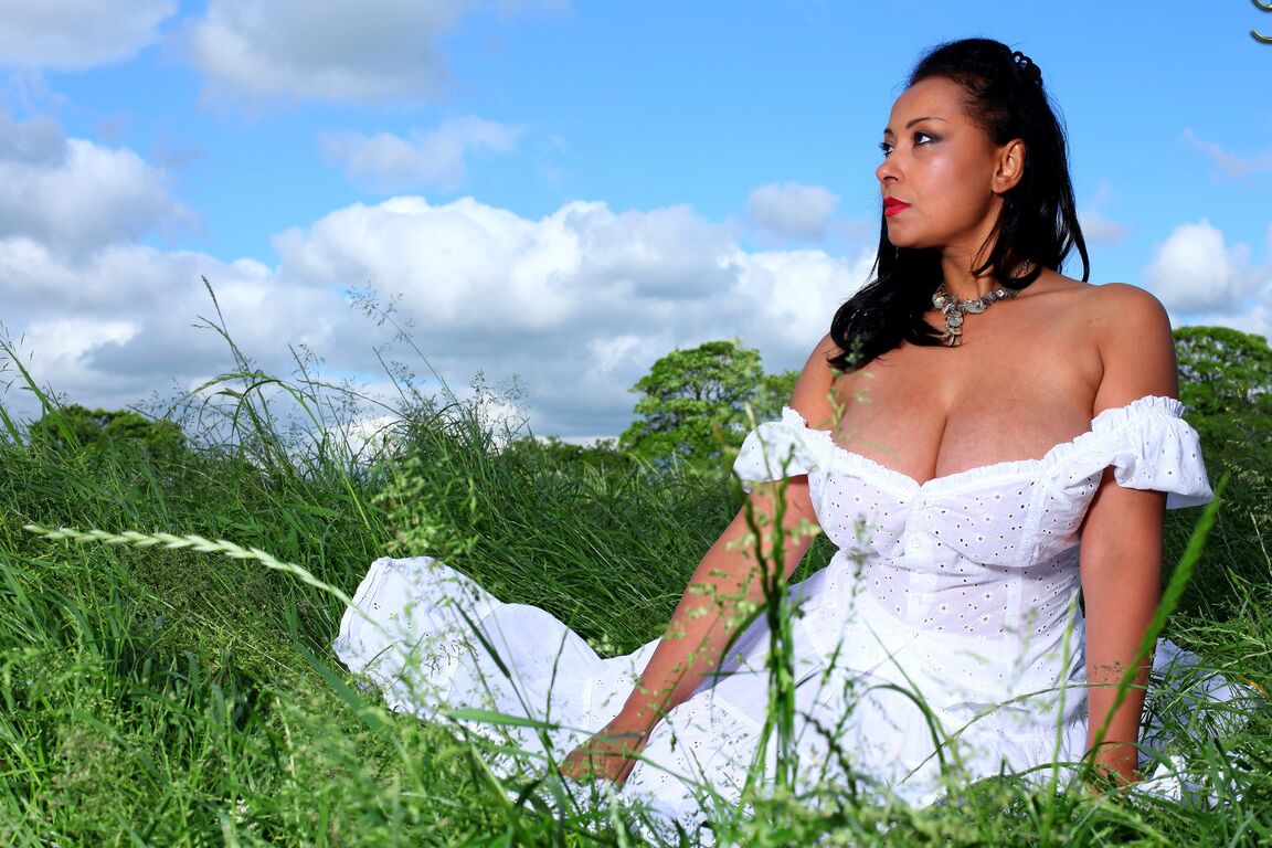 21P Angelic MILF Danica Collins expõe seus peitos grandes em um vestido branco ao ar livre
