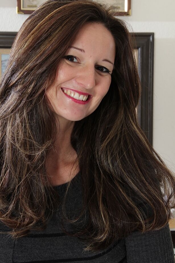 16P Stephanie Roberts, une MILF souriante aux seins délicieux, se déshabille devant la caméra.