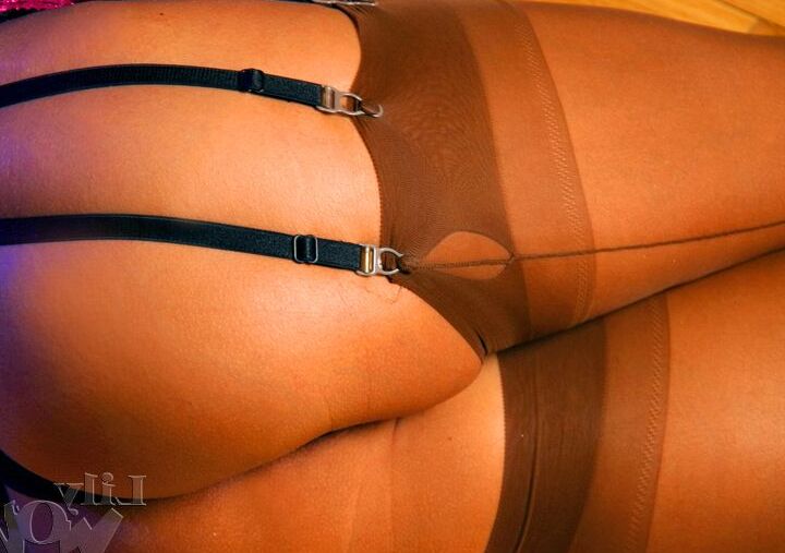 12P Milf de piernas largas Lily con elegantes medias vintage y sandalias de tacón alto